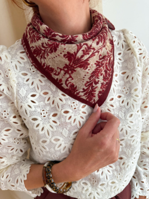 Foulard carré imprimé bordeaux