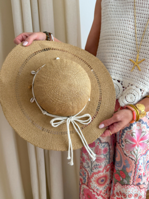 Chapeau paille et breloques