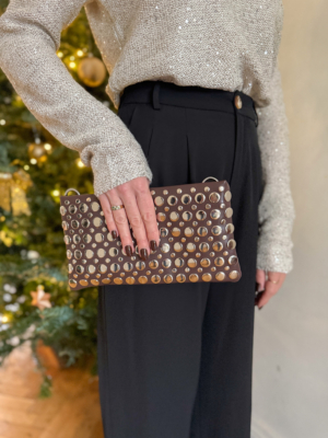 Pochette cloutée choco