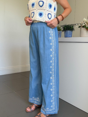 Jordan pantalon jean et broderies
