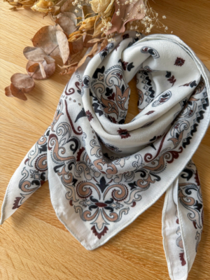 Foulard carré fond blanc