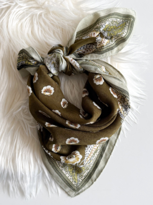 Foulard carré kaki et écru