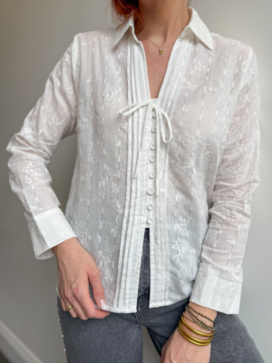 Blanche chemise brodée
