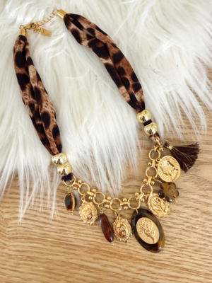 Collier tissus léo et breloques
