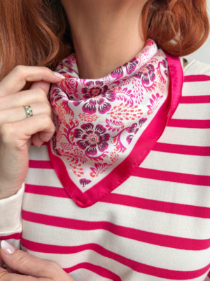 Foulard carré satin imprimé rose