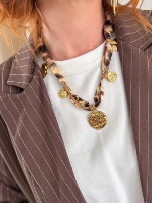 Collier tissus léo et médaillons