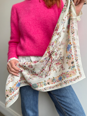 Foulard carré fleuri