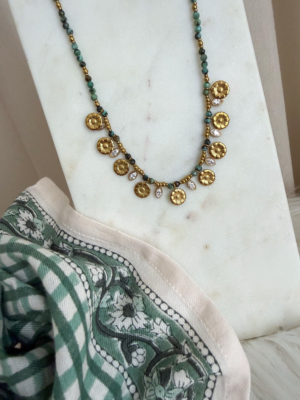 Collier court perles vertes