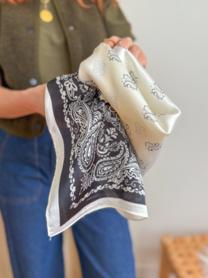 Carré de soie bandana écru et noir
