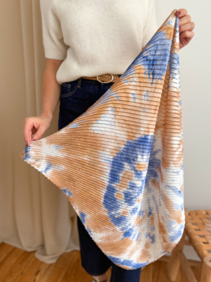 Foulard carré plissé bleu et beige