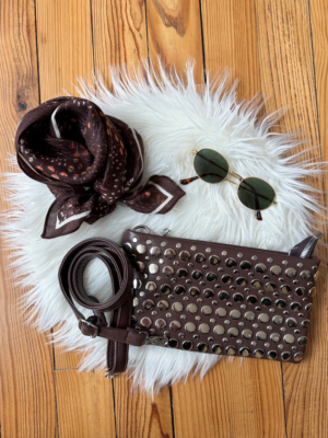 Pochette cloutée choco