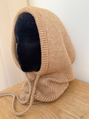 Cagoule tricotée camel