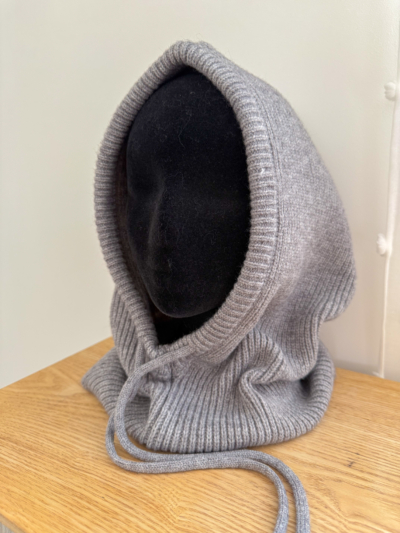Cagoule tricotée grise – Image 2