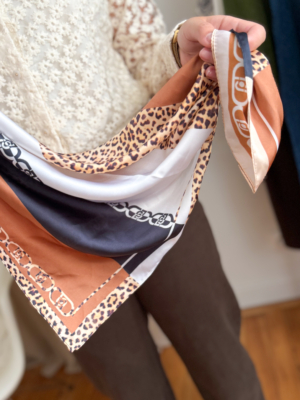 Foulard soyeux camel léo et blanc