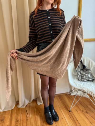 Écharpe laine triangle camel – Image 2