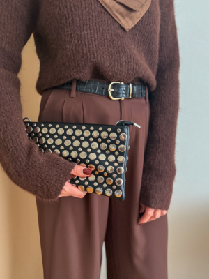 Pochette cloutée noire