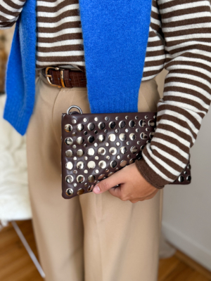 Pochette cloutée choco