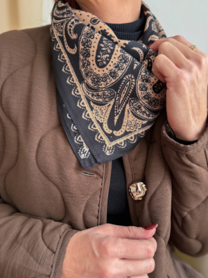 Foulard carré noir et camel