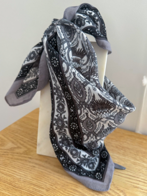 Foulard carré noir et gris