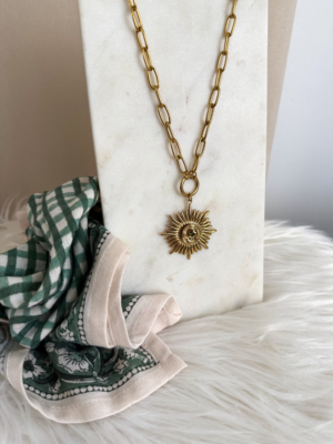 Collier doré médaillon soleil
