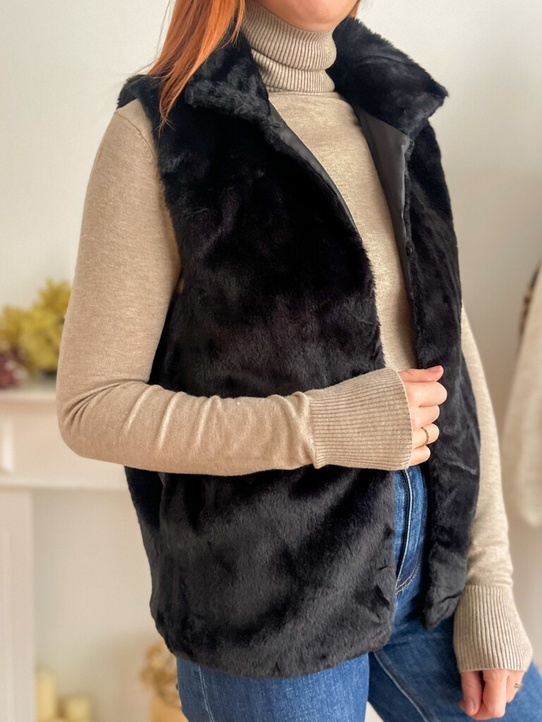 Fausse fourrure sans manche noire