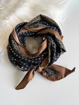 Foulard satin triangle noir