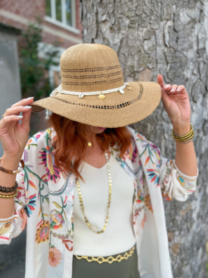 Chapeau paille et breloques